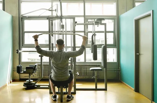 Physiotherapie Frankfurt Latzug für einen gesunden Rücken gegen Rückenschmerzen